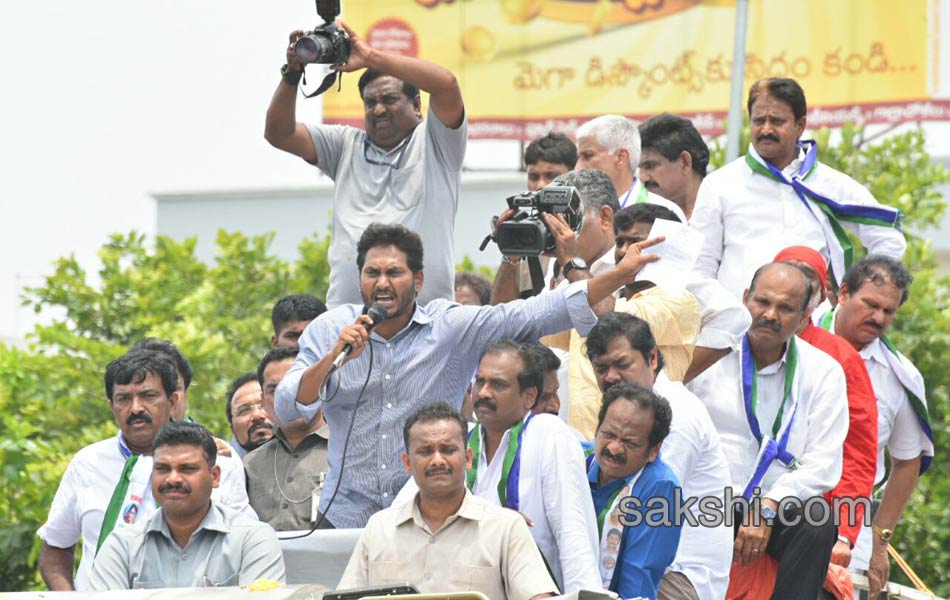 Ys Jagan Road Show in Kakinada - Sakshi7