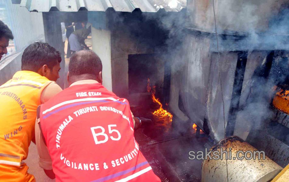 again fire accident while preparing boondi potu at tirumala - Sakshi9