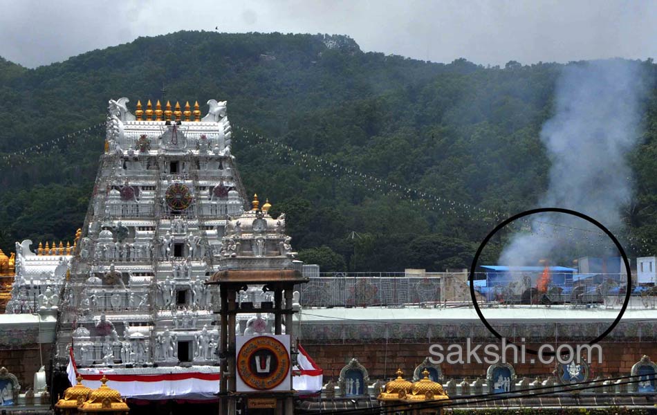 again fire accident while preparing boondi potu at tirumala - Sakshi11