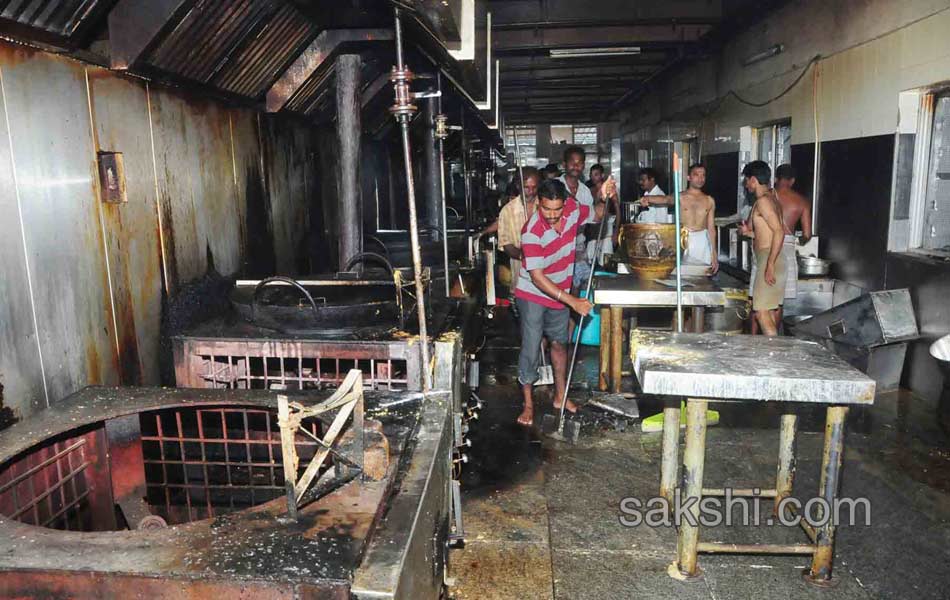 again fire accident while preparing boondi potu at tirumala - Sakshi13