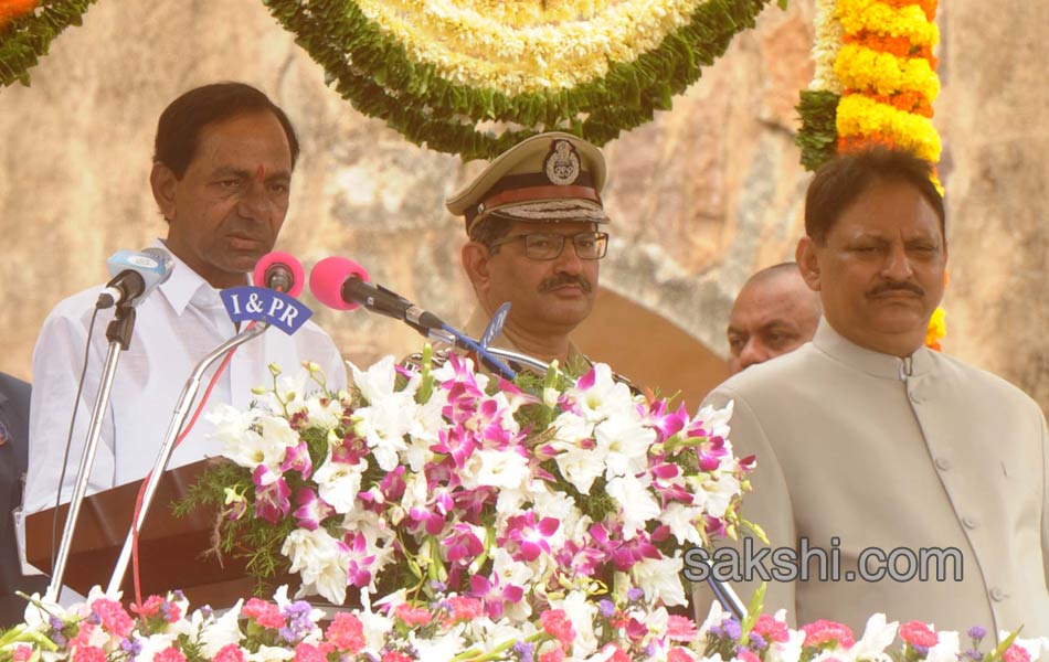 CM KCR unfurls national flag at Golconda Fort - Sakshi7