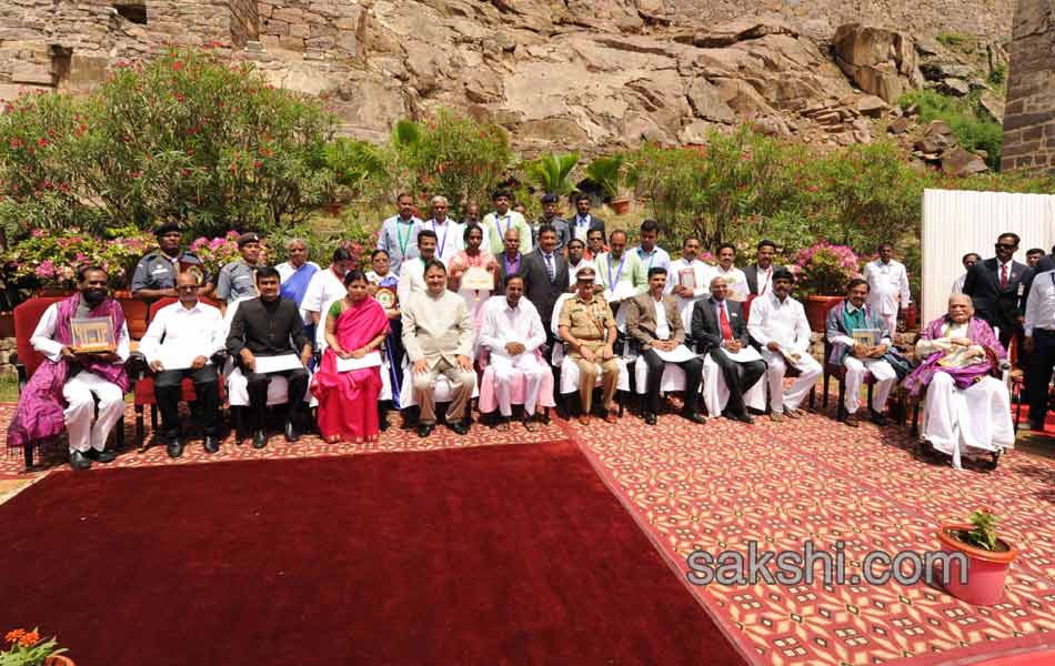 CM KCR unfurls national flag at Golconda Fort - Sakshi19