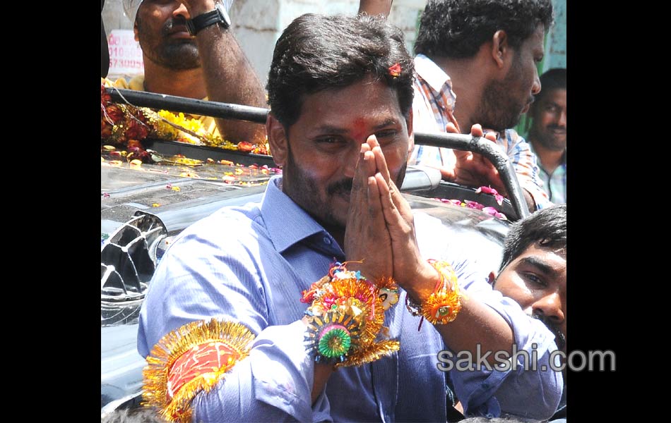 ys jagan mohan reddy road show in nandyal - Sakshi12