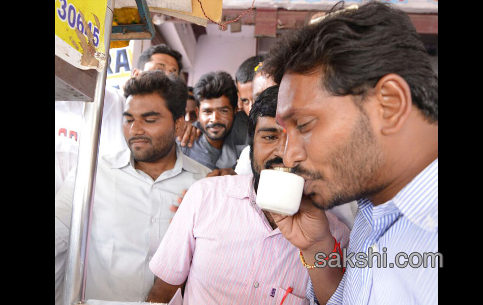 ys jaganmohan reddy road show at machineella bavi - Sakshi10