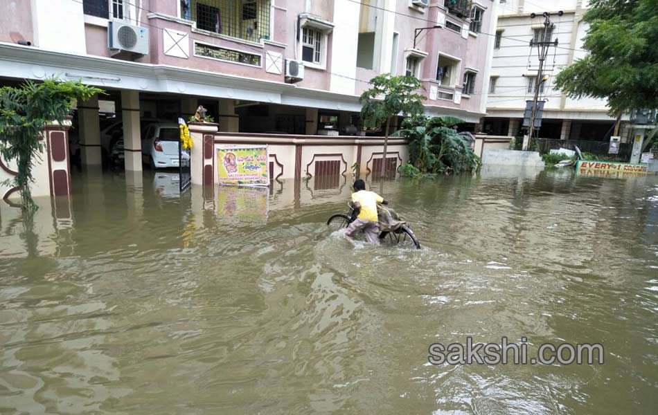 heavy rain hits hyderabad city - Sakshi24