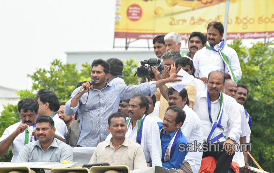 Ys Jagan Road Show in Kakinada - Sakshi15