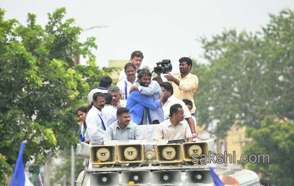 Ys Jagan Road Show in Kakinada - Sakshi4