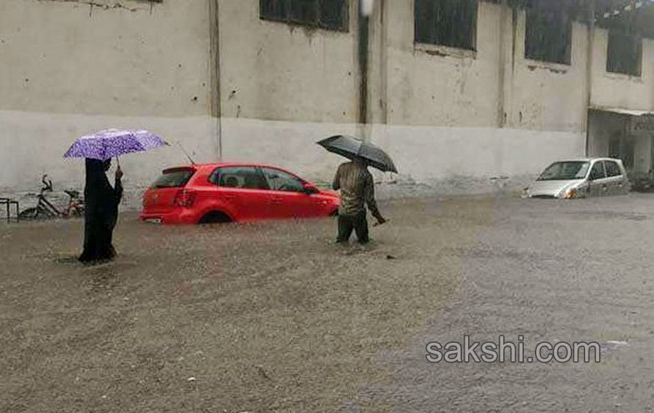 Heavy rains lash Mumbai2