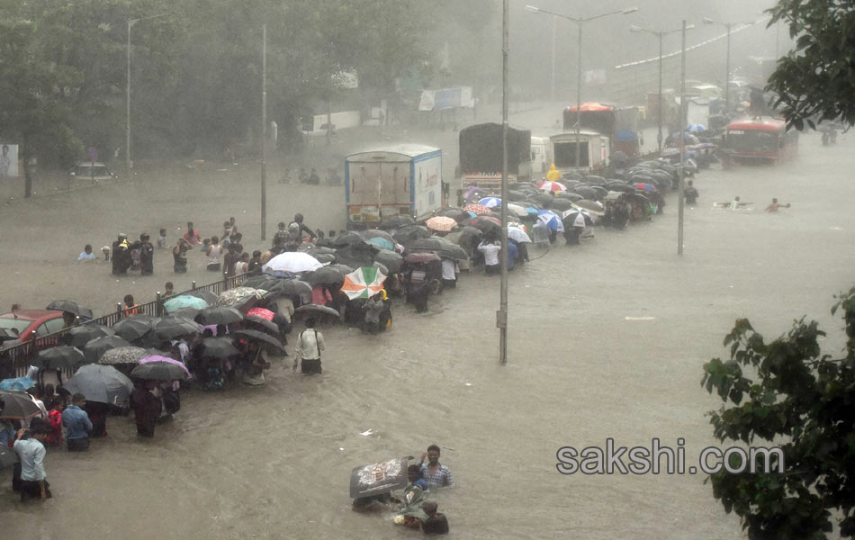 Heavy rains lash Mumbai11