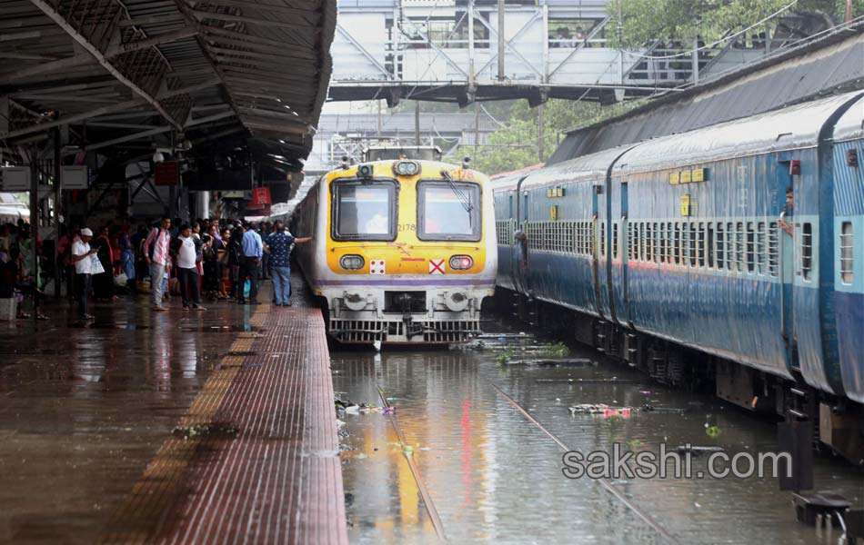 Heavy rains lash Mumbai20