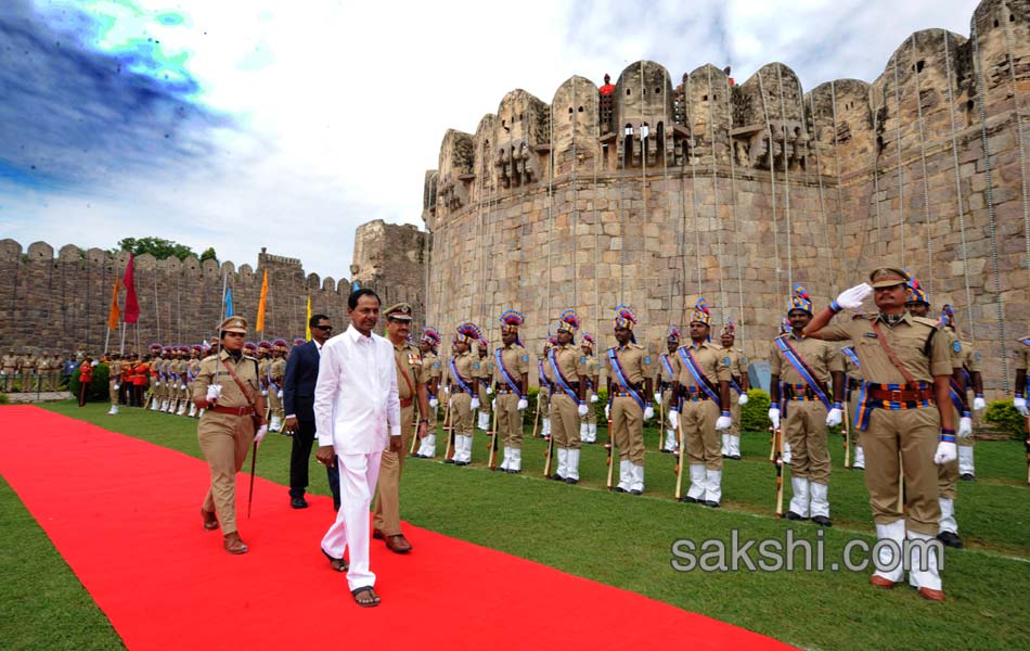 CM KCR unfurls national flag at Golconda Fort - Sakshi4