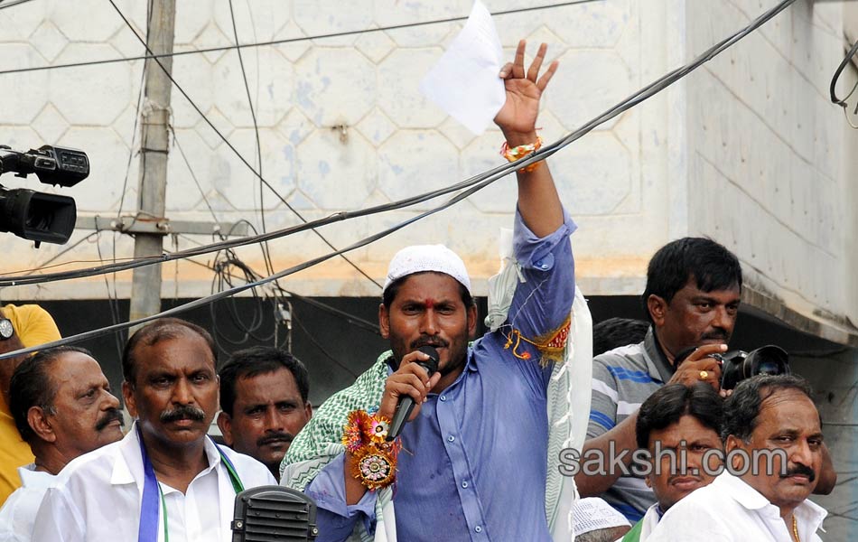 ys jagan mohan reddy road show in nandyal - Sakshi1