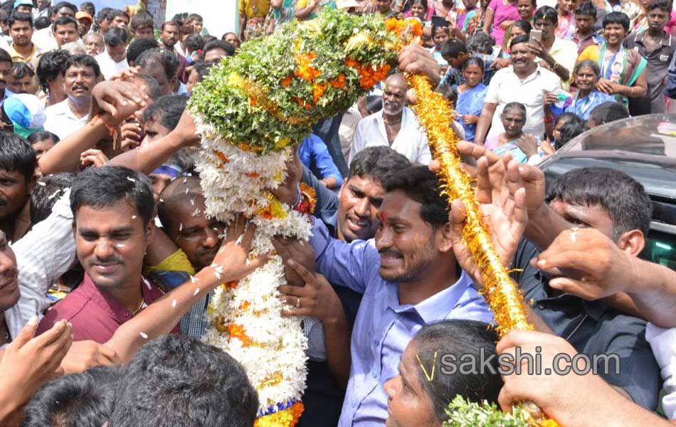 ys jagan mohan reddy road show in nandyal - Sakshi9