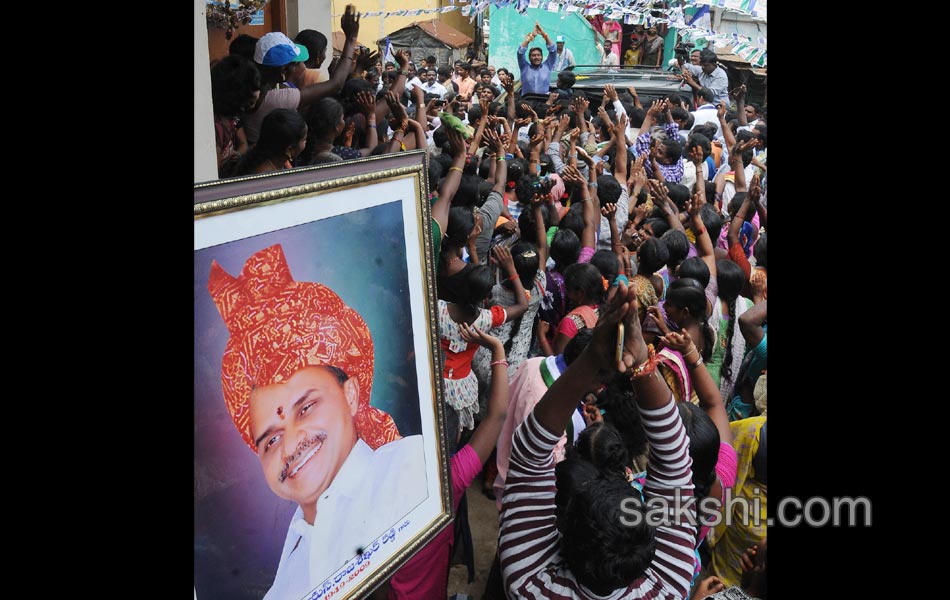 ys jagan mohan reddy road show in nandyal - Sakshi19