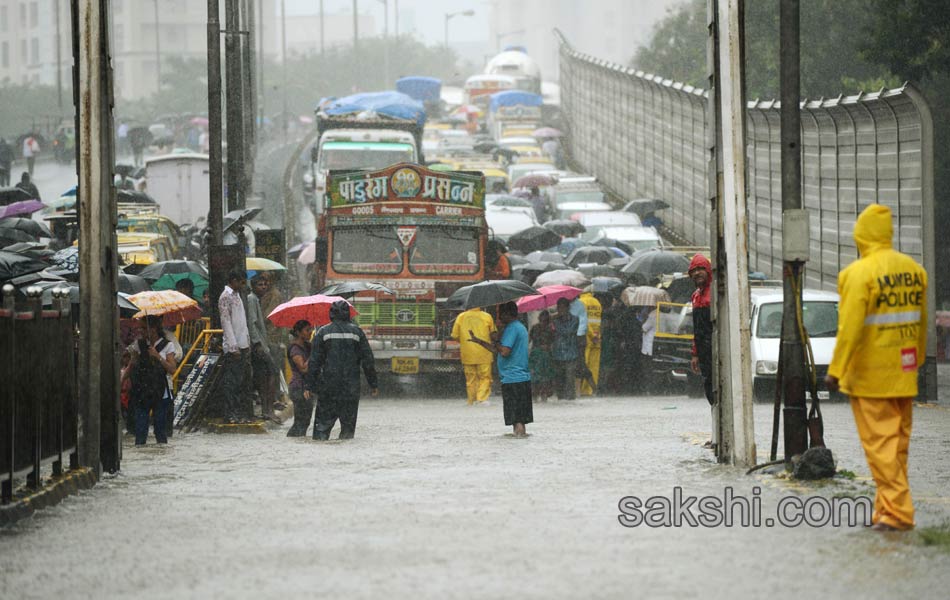 Heavy rains lash Mumbai23