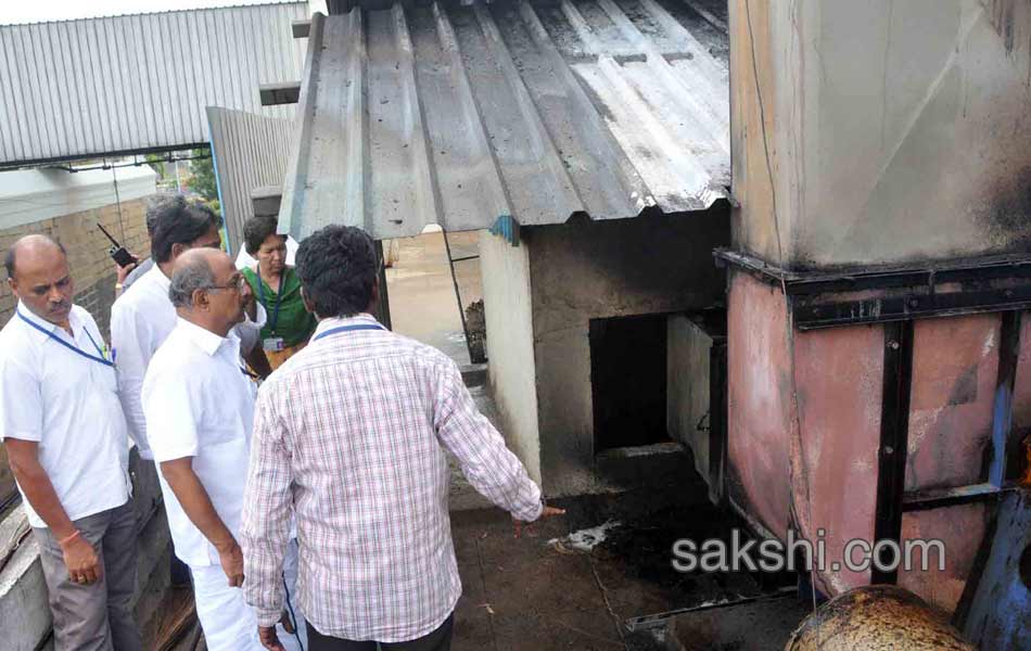 again fire accident while preparing boondi potu at tirumala - Sakshi2