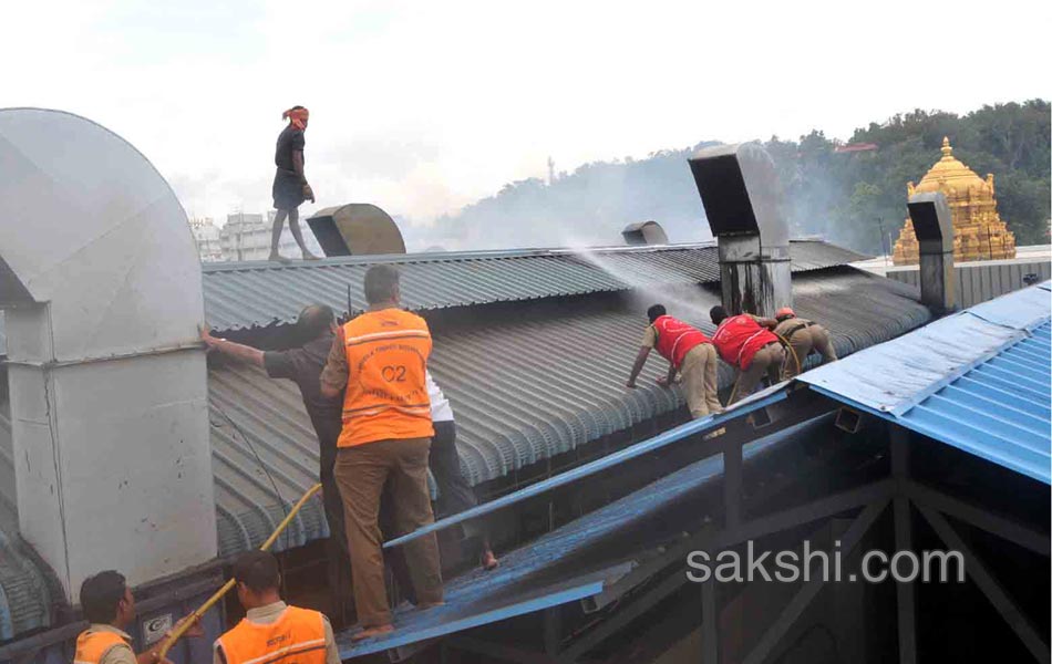 again fire accident while preparing boondi potu at tirumala - Sakshi4