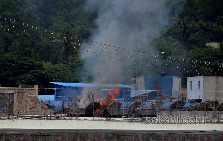 again fire accident while preparing boondi potu at tirumala - Sakshi8