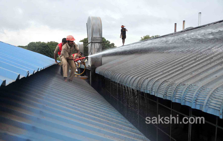 again fire accident while preparing boondi potu at tirumala - Sakshi14