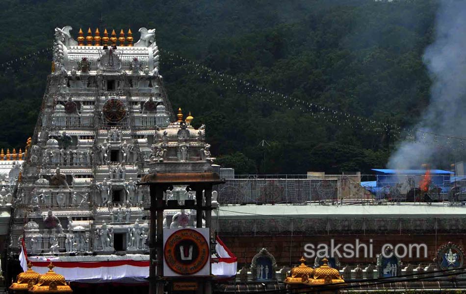 again fire accident while preparing boondi potu at tirumala - Sakshi15