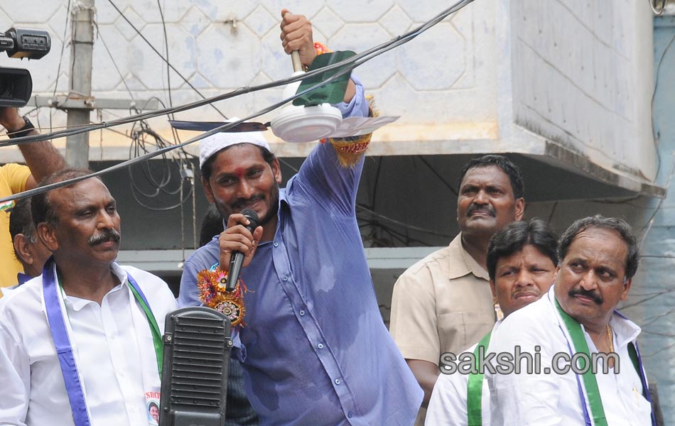 ys jagan mohan reddy road show in nandyal - Sakshi6