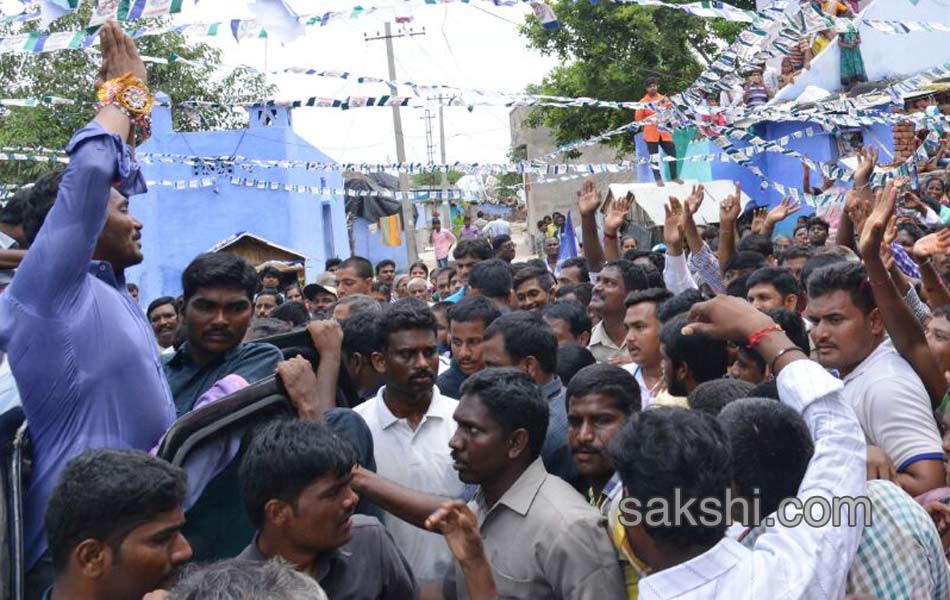 ys jagan mohan reddy road show in nandyal - Sakshi10