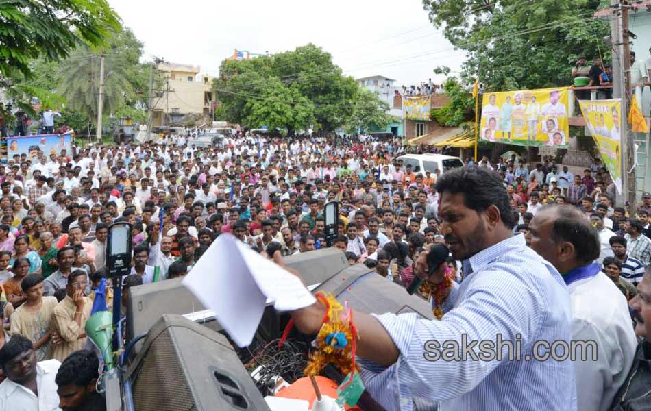 ys jaganmohan reddy road show at machineella bavi - Sakshi9