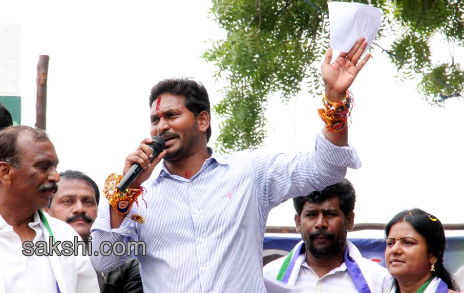 ys jaganmohan reddy road show at machineella bavi - Sakshi16