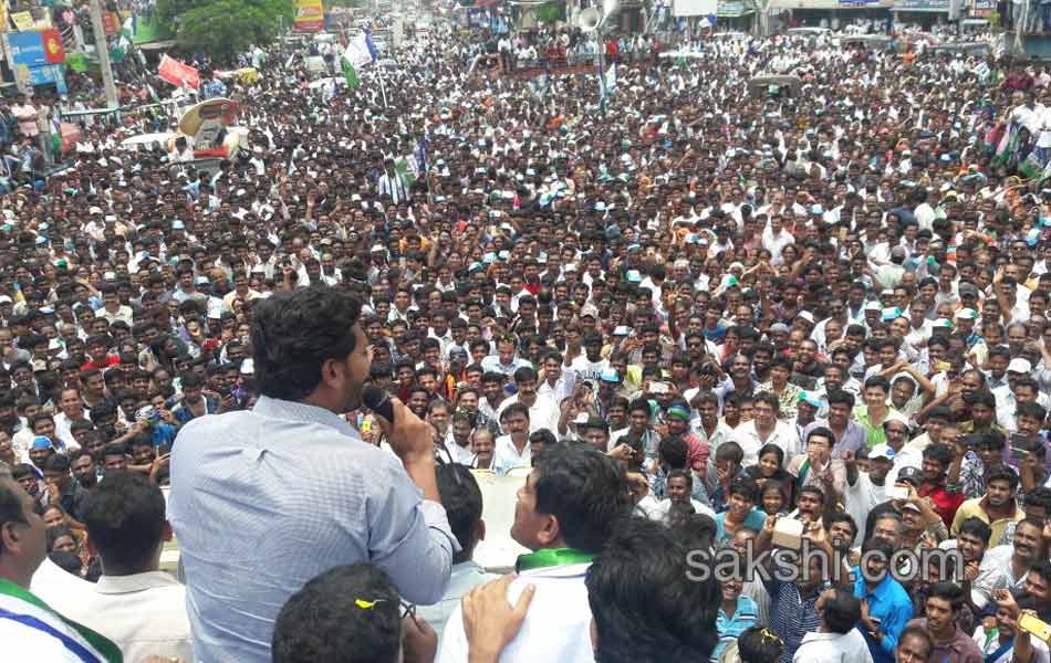 Ys Jagan Road Show in Kakinada - Sakshi12