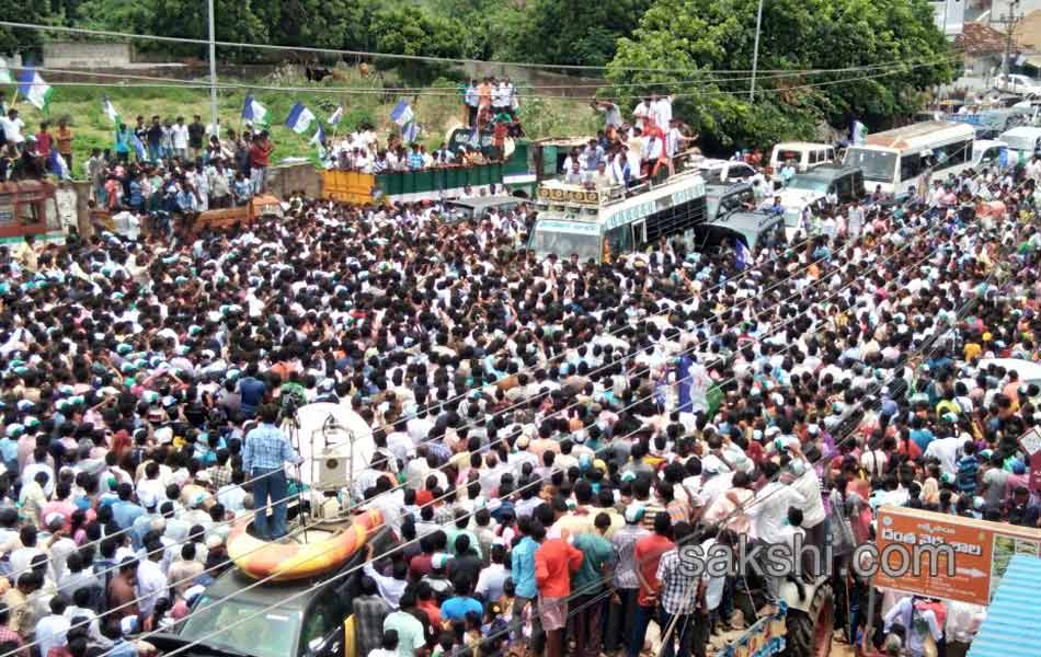 Ys Jagan Road Show in Kakinada - Sakshi14