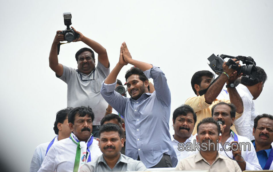 Ys Jagan Road Show in Kakinada - Sakshi2