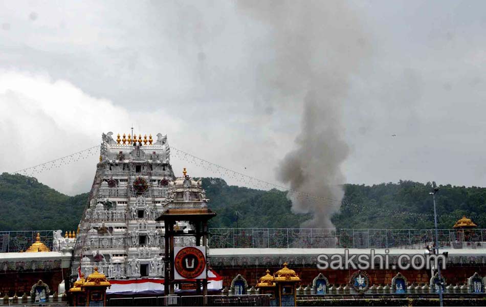 again fire accident while preparing boondi potu at tirumala - Sakshi1