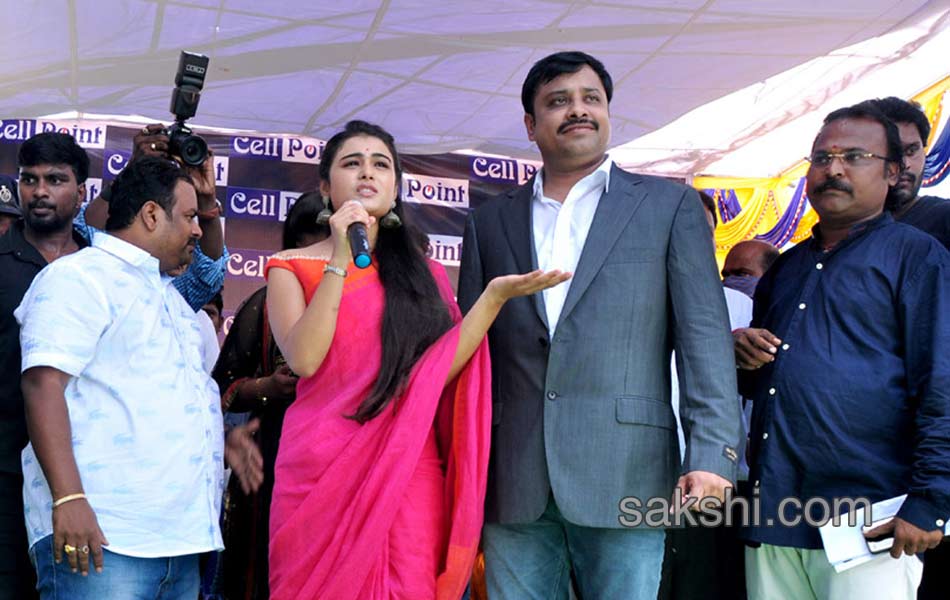 Shalini Pandey Inaugurates Cell Point In Nellore1