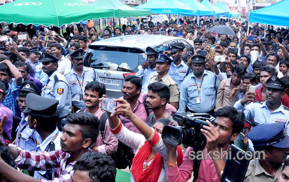 Shalini Pandey Inaugurates Cell Point In Nellore5