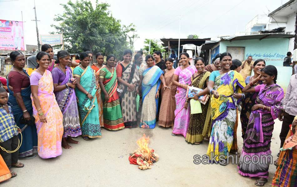 Bathukamma gift women protest against sarees1