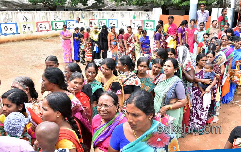 Bathukamma gift women protest against sarees17