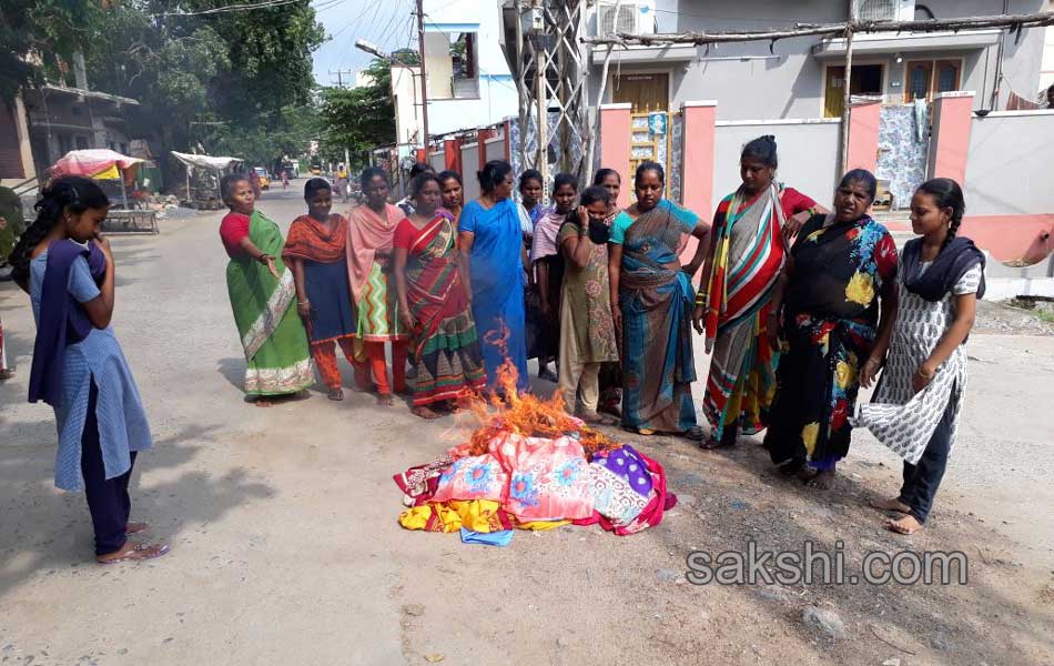 Bathukamma gift women protest against sarees3