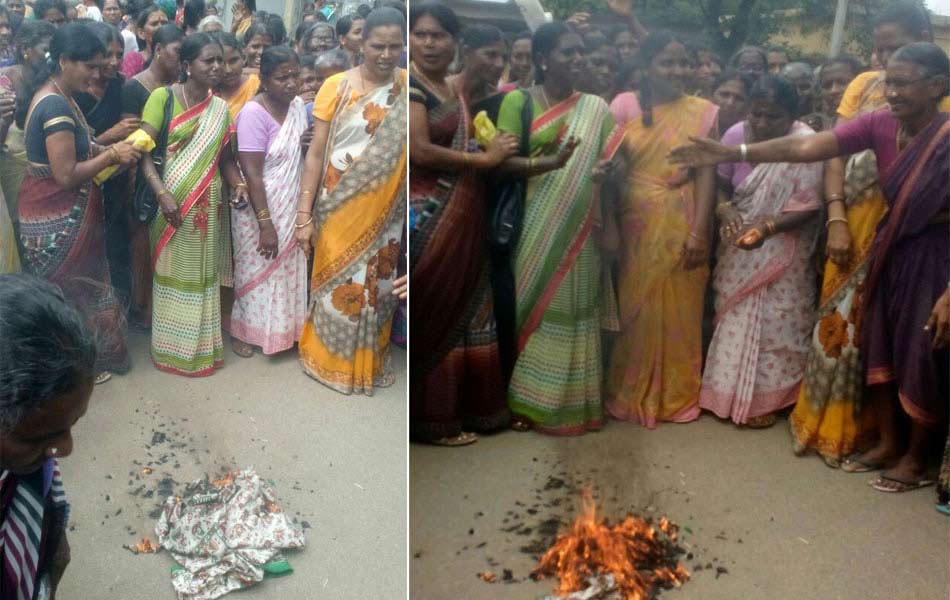 Bathukamma gift women protest against sarees7