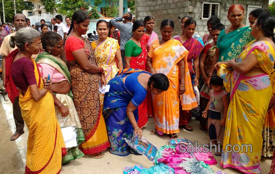 Bathukamma gift women protest against sarees9