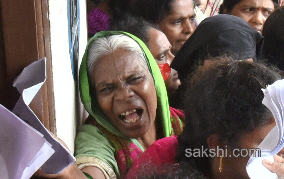 Bathukamma gift women protest against sarees10