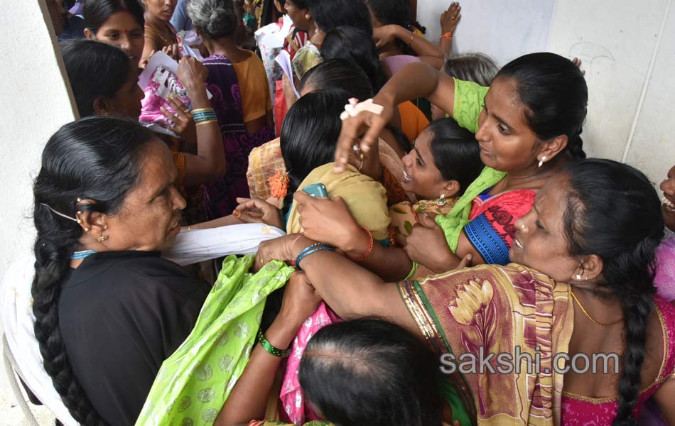 Bathukamma gift women protest against sarees11