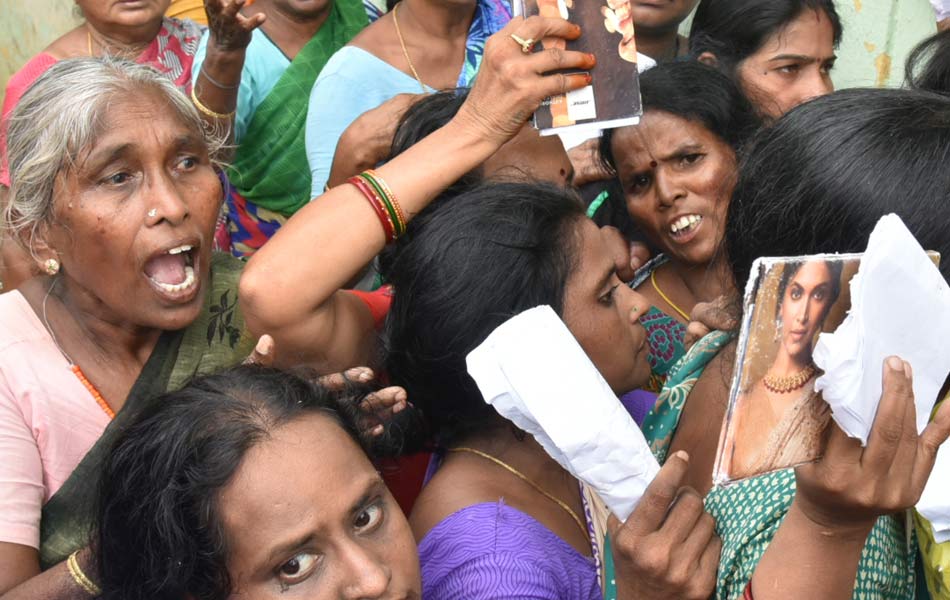 Bathukamma gift women protest against sarees18