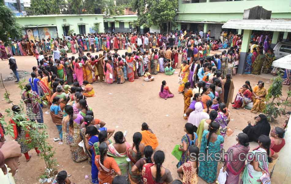 Bathukamma gift women protest against sarees21