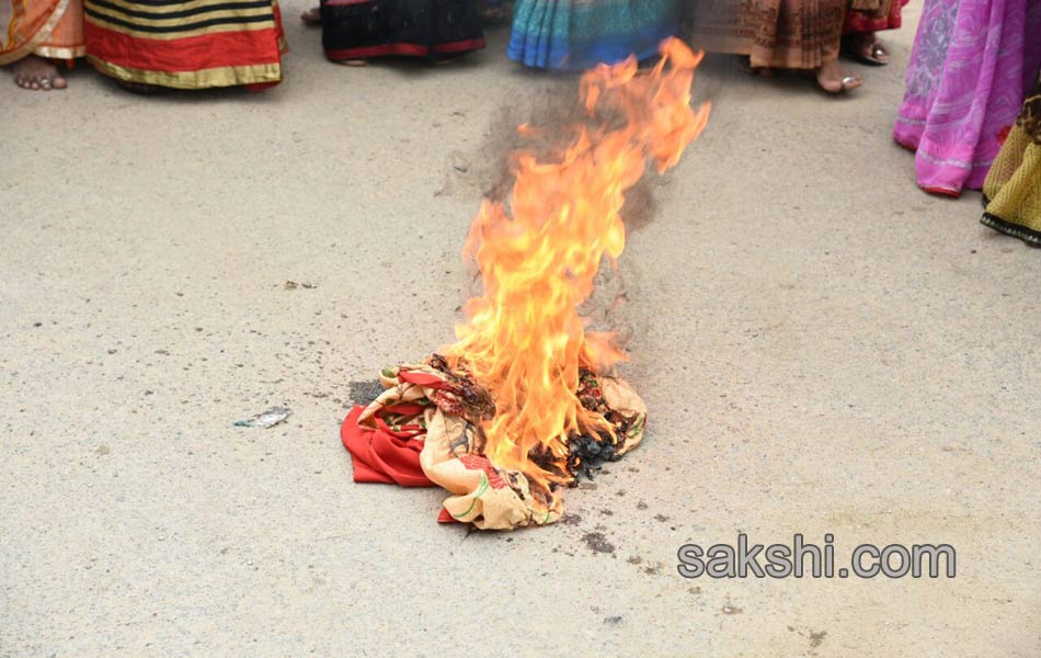 Bathukamma gift women protest against sarees2