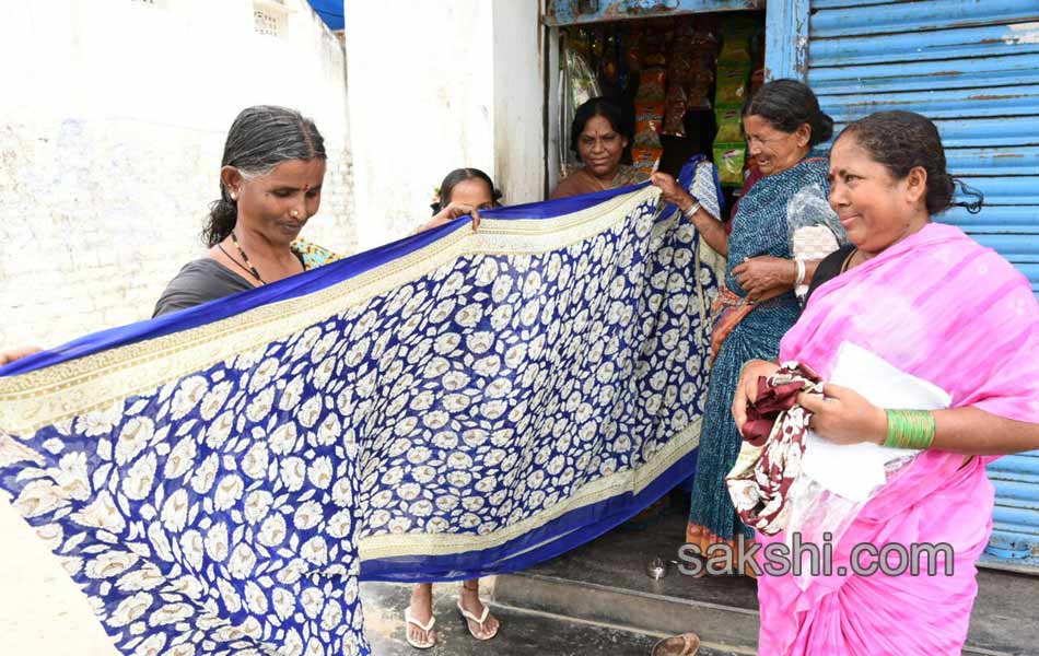 Bathukamma gift women protest against sarees14