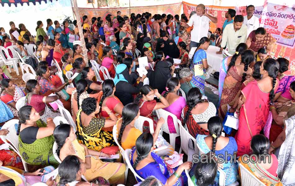 Bathukamma gift women protest against sarees16