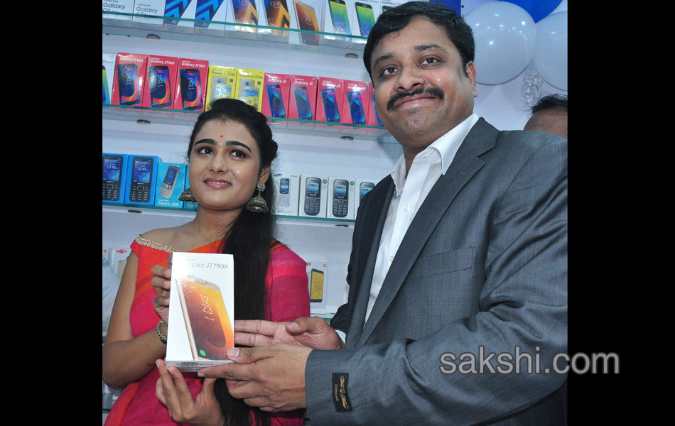 Shalini Pandey Inaugurates Cell Point In Nellore4