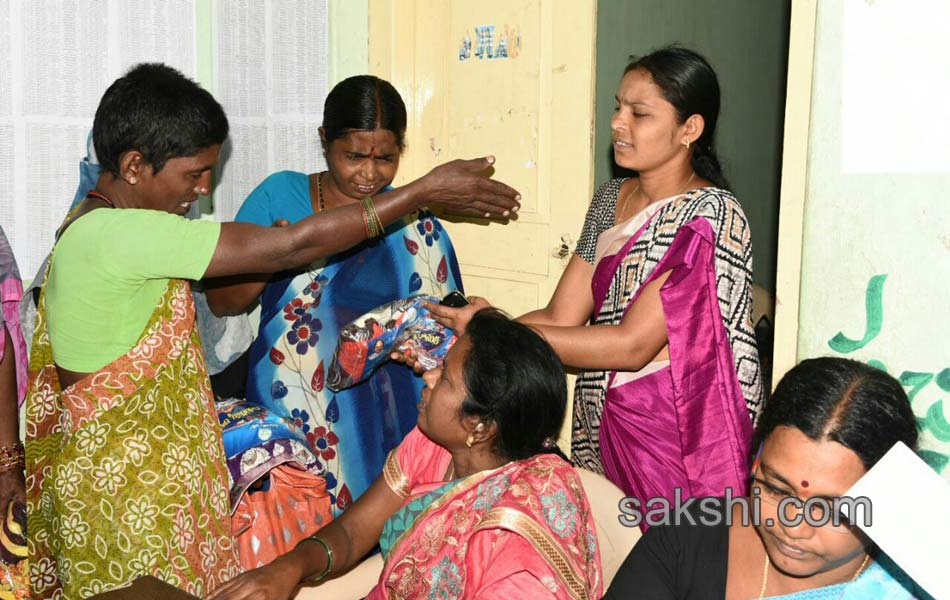 Bathukamma gift women protest against sarees13