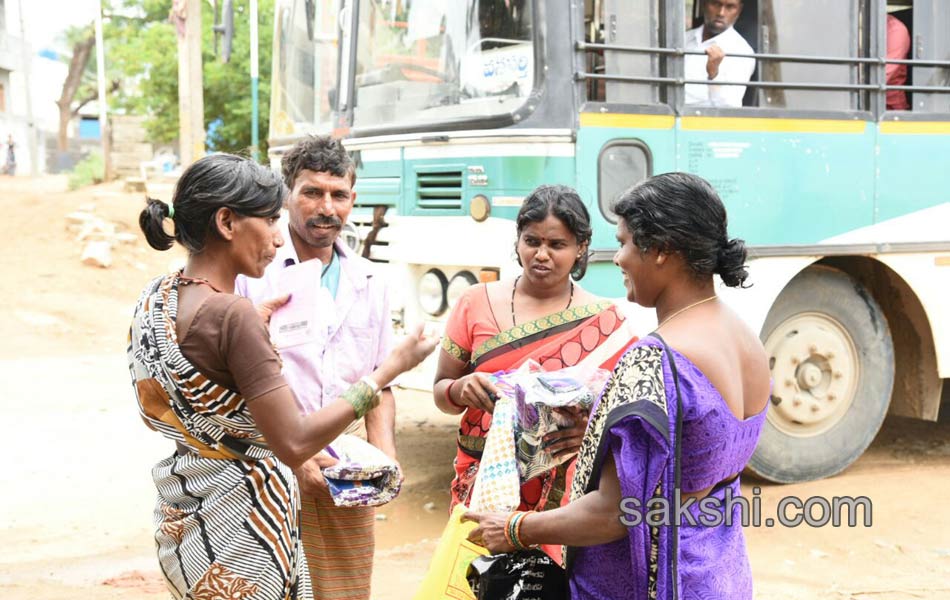 Bathukamma gift women protest against sarees15