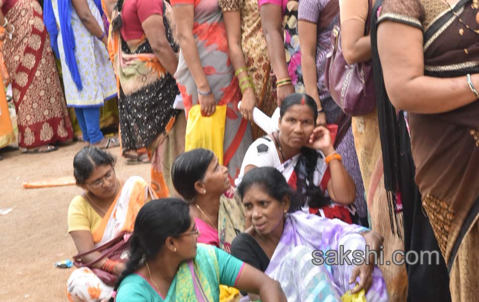 Bathukamma gift women protest against sarees20